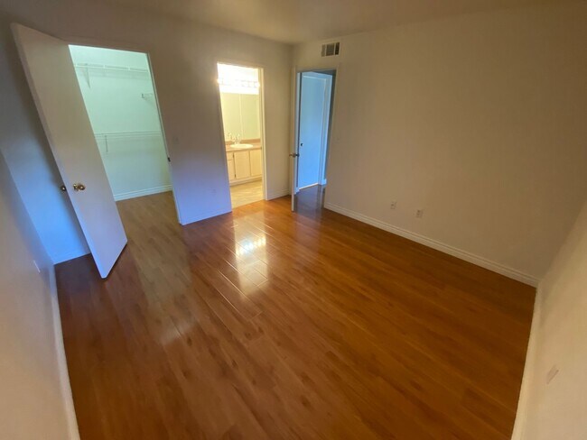 Building Photo - 555 E Silverado Ranch Blvd