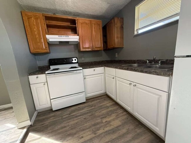 Building Photo - Cozy Plant City Bungalow