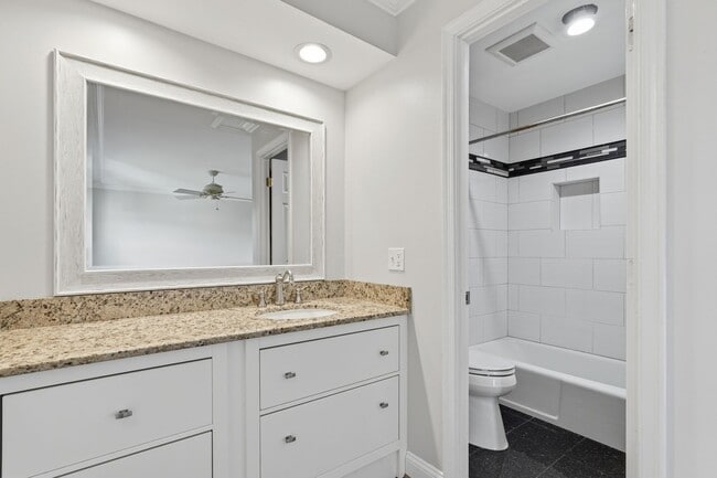 Building Photo - 1042B Margate Ct