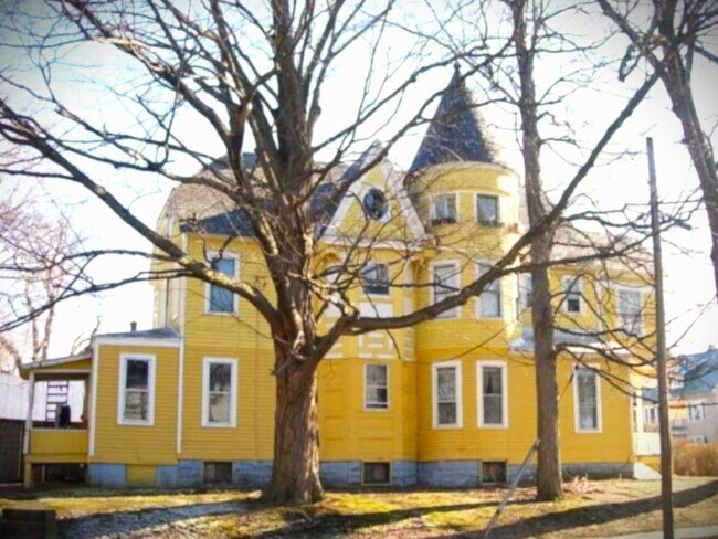 Building Photo - 25 Woodlawn Ave