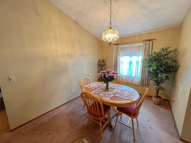 Building Photo - Stunning Rental Home in Indian Creek - Rey...