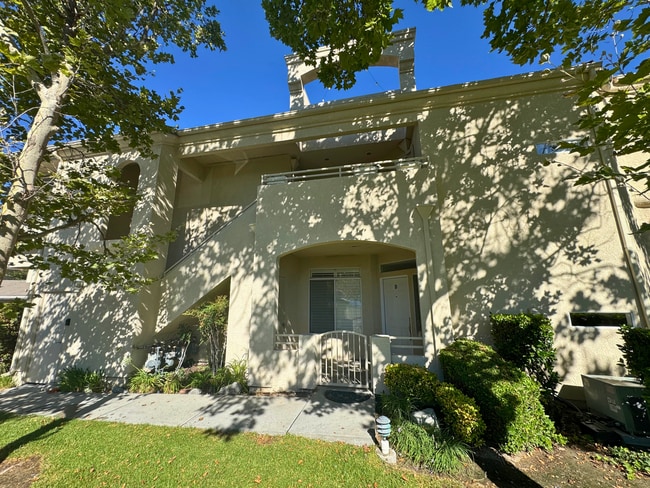 Building Photo - Stevenson Ranch Townhome For Rent In Crown...