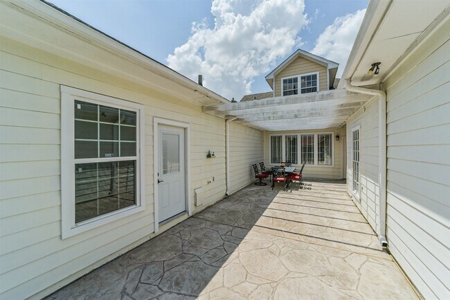 Building Photo - 9660 Fairdale Ln