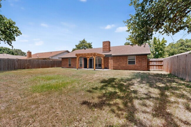 Building Photo - Newly Renovated Home In Grapevine Ready To Be Yours!!!!
