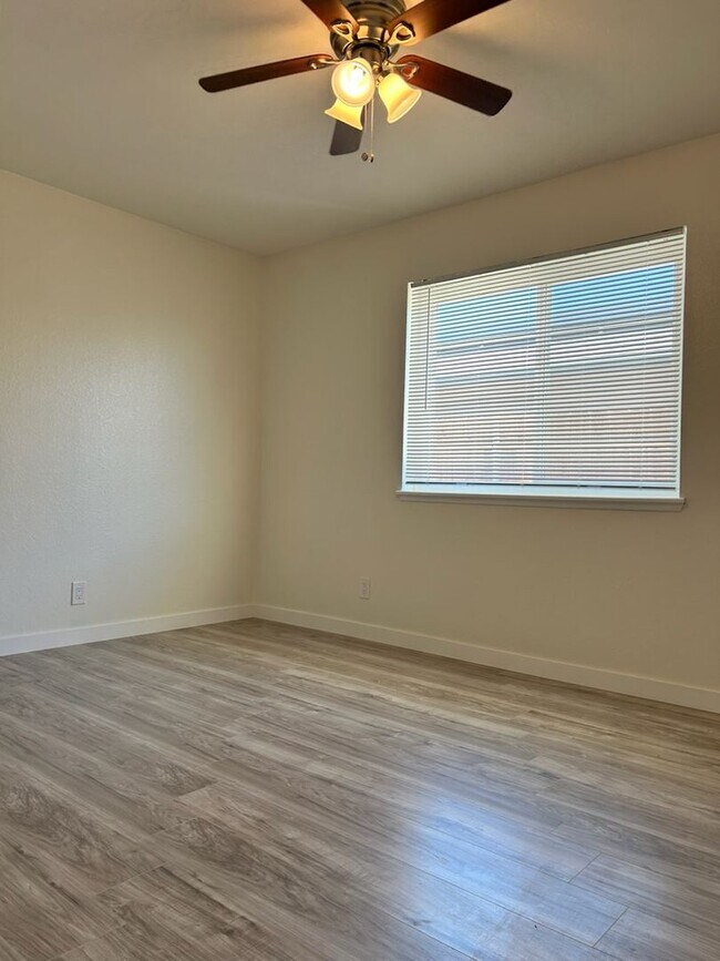 Building Photo - Please contact Vaughn Realty to set up an ...