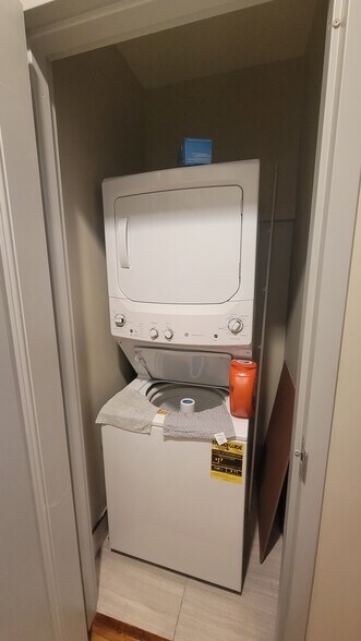 Building Photo - 125 N. Dargan Street, 2G