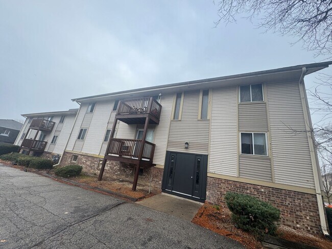 Building Photo - Large 2 Bedroom Apartemnt Available!