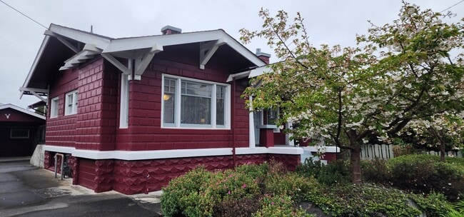 Building Photo - Single Family Fully Furnished Home with Al...