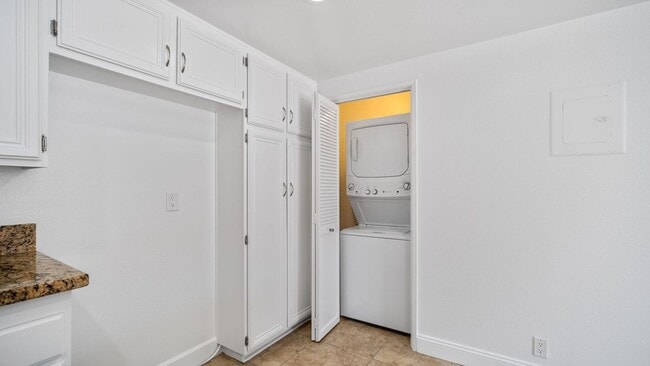 Building Photo - Upgraded 2-Bedroom Carriage Townhome with ...