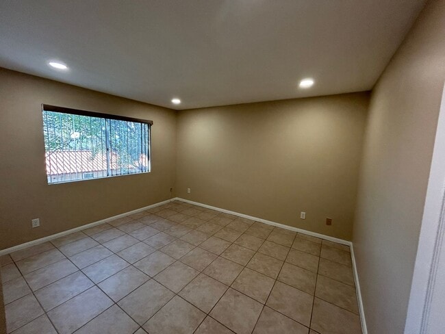 Building Photo - Coming Soon!! Spacious condo at Ascot Park Villas!!!