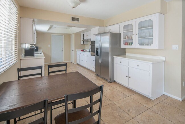 Building Photo - 1047 E Alameda Dr