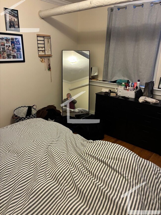 Building Photo - Nicely renovated 1 bed unit  near the Green Line