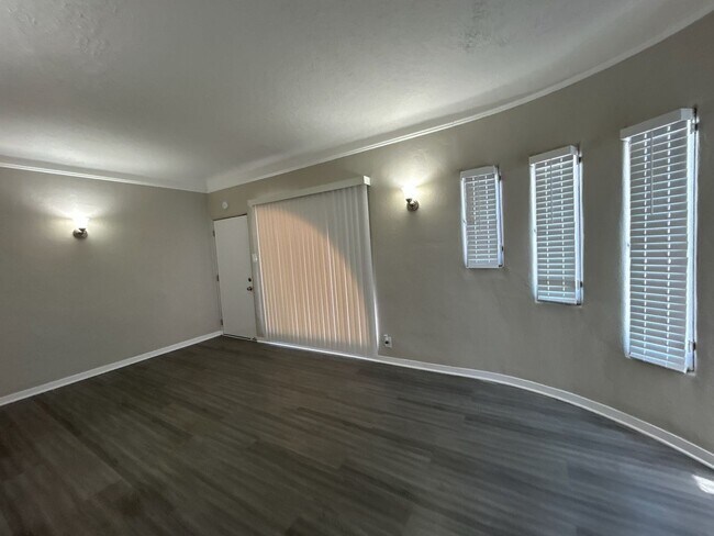 Interior Photo - 335 Junipero Ave