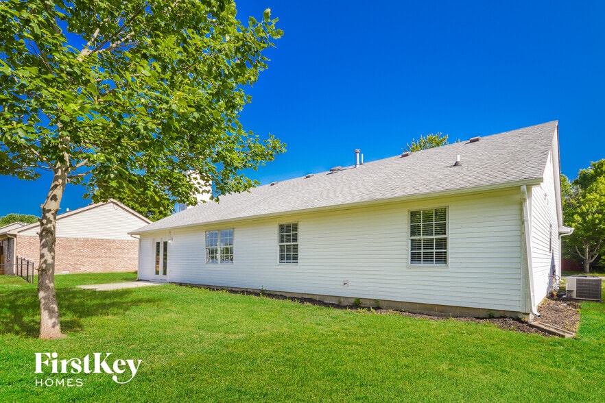 Building Photo - 1050 Oak Leaf Rd