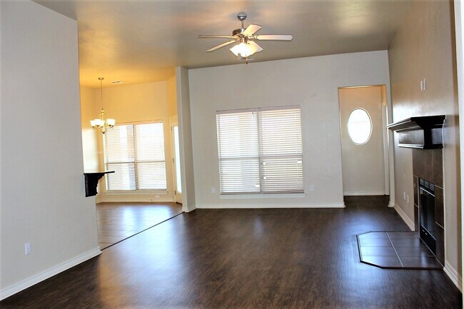 Building Photo - Gorgeous 4 Bed 2 Bath in Gated Community