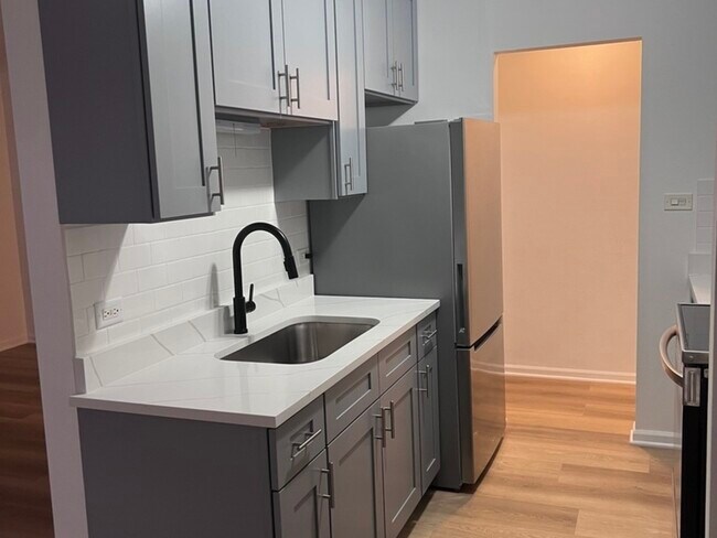 Building Photo - 7120 N Sheridan Rd