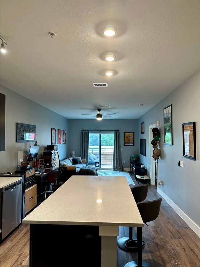 Building Photo - Beautiful Condo - North Burnet Road!