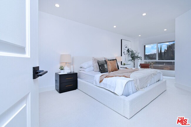 Building Photo - 11640 Woodbridge St