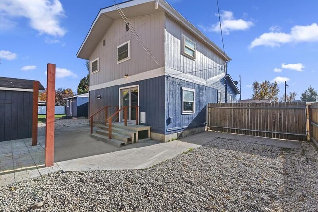 Building Photo - 3718 Custer Dr