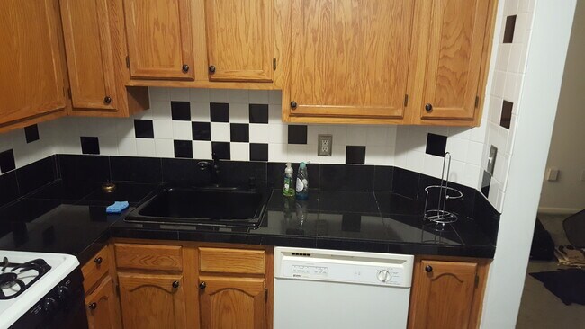 Building Photo - 105 Olympic Ct