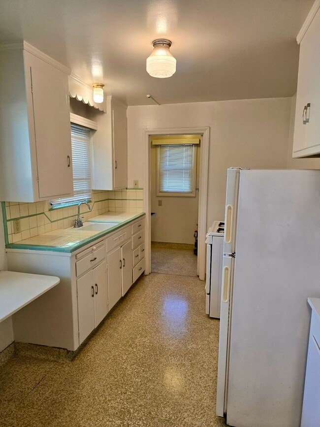 Building Photo - Downstairs one bedroom apartment available in Four-Plex!