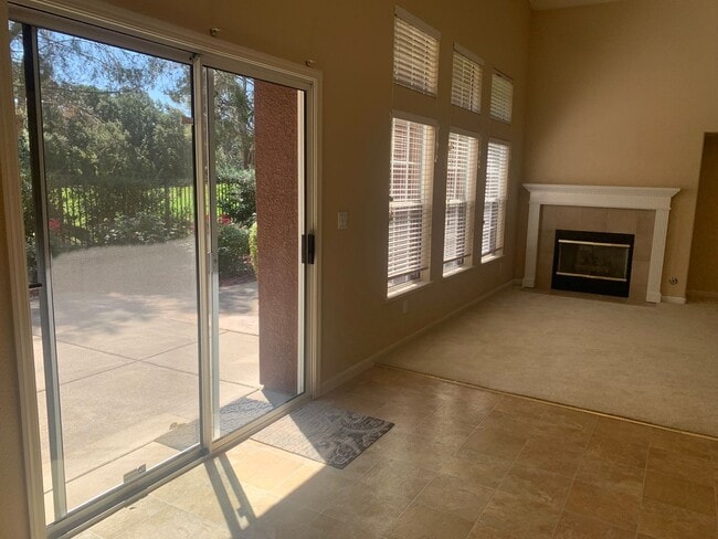 Building Photo - Paradise Valley Home!