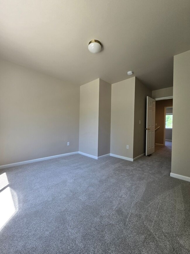 Building Photo - Wonderful Townhome