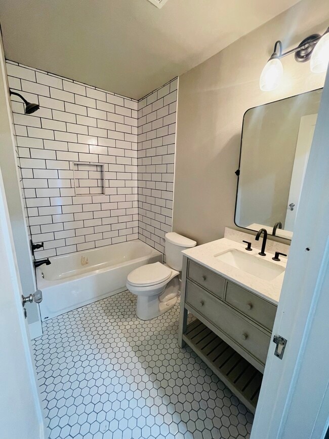 Awesome bathroom! - 2538 NW 21st St
