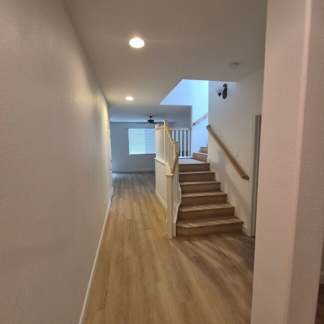 Building Photo - Natomas Home available for Speedy Move in.