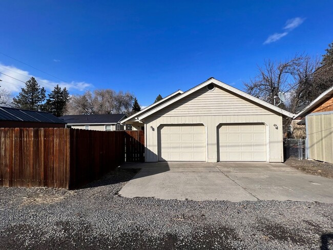 Building Photo - Three Bedroom House on Bend's West Side with RV Parking