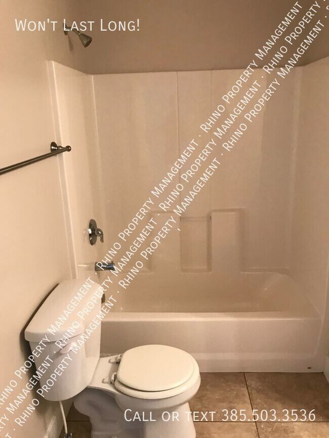 Building Photo - 3 Bed/3.5 Bath End Unit Townhouse in Sandy