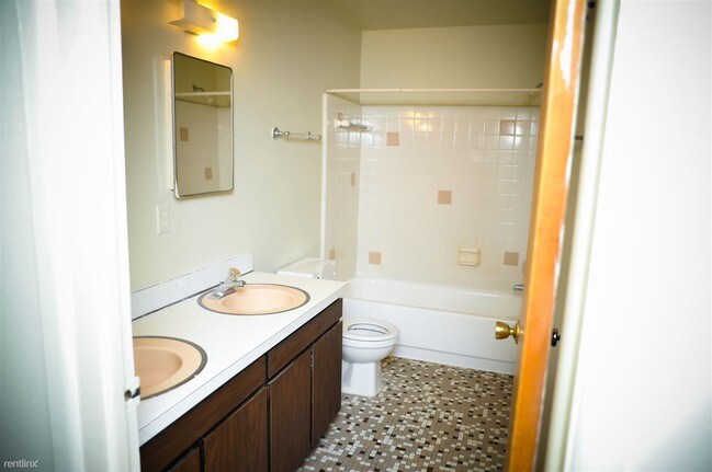 Building Photo - 1 br, 1 bath Apartment - 607 Hill St 2