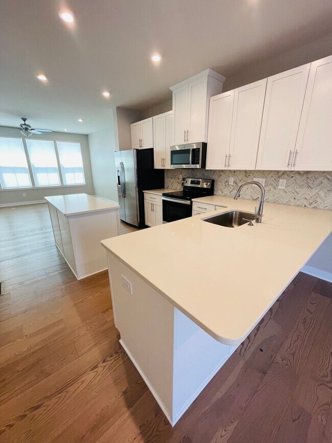 Building Photo - Sophisticated and Spacious 3BR-3.5 Bath To...