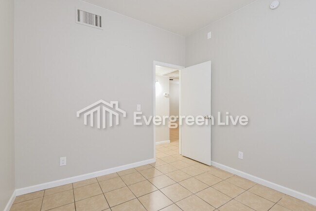 Building Photo - 149 W Lee St