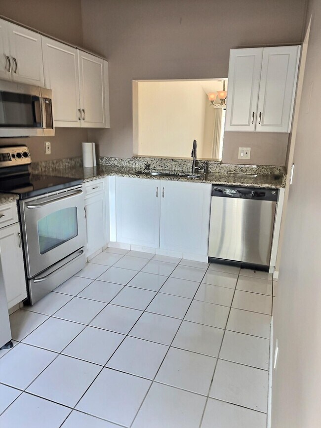 Building Photo - 3348 Lucerne Park Dr