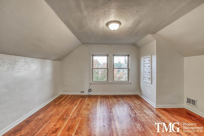 Building Photo - Stunning 4BD Craftsman in Excellent N Port...