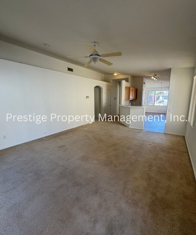 Building Photo - This charming 3+den/2 Bath East Home Is just What You Need!!