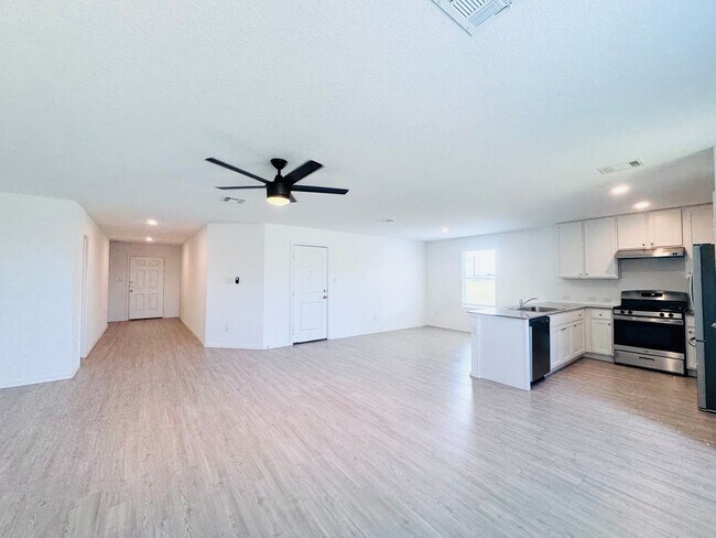 Building Photo - 4bd 2.5 ba in New Braunfels