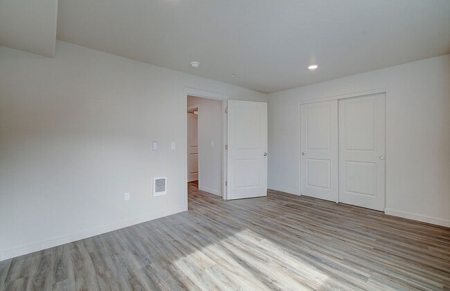 Building Photo - 404 NE 117th Ave