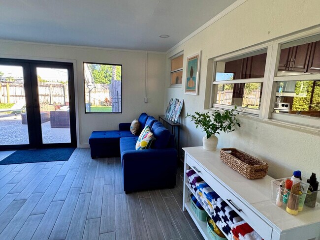 Building Photo - 1101 SE 4th Ct