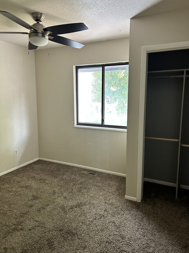Building Photo - 3500 Rolling Green Dr