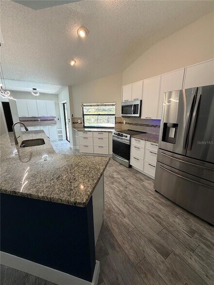 Building Photo - 3221 Oakwood Pl