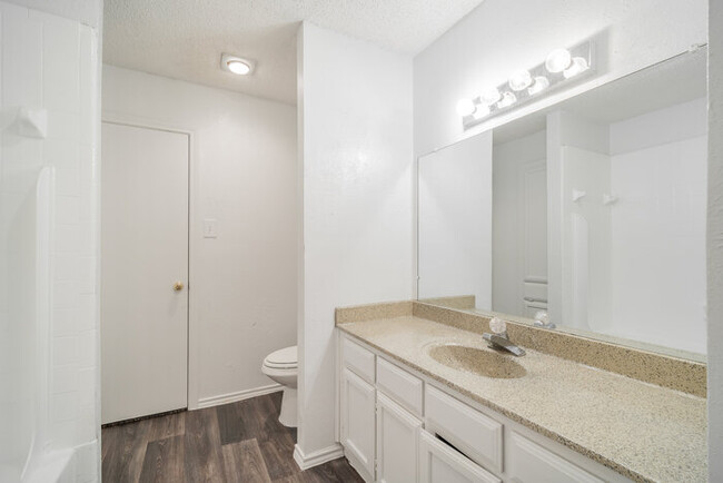 Building Photo - Wyngate Townhomes 3923D