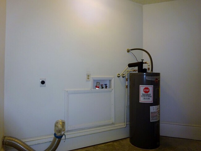 Building Photo - Charming Home Minutes to Camp Lejeune!