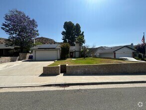 Building Photo - 3-Bedroom Single-Story Home with Private P...