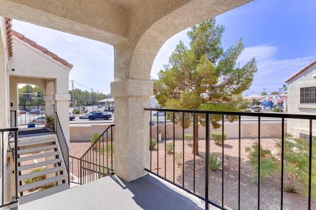 Building Photo - Stylish Upstairs Condo with Dual Primary S...