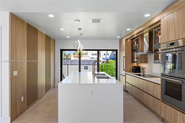 Building Photo - 1141 Hollywood Blvd