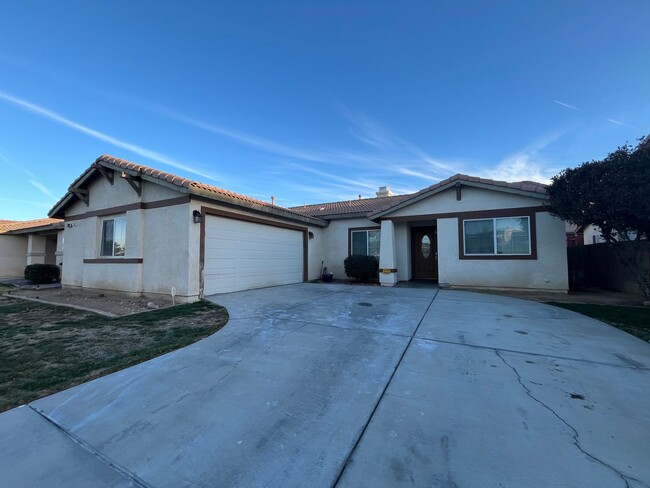 Building Photo - 3 Bedroom 2 Bath home in Victorville .. Ap...