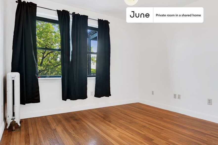 Building Photo - Private bedroom in 4 bed/2 bath Home