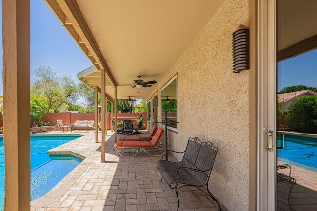 Building Photo - Gorgeous Winter Retreat - Fully Furnished